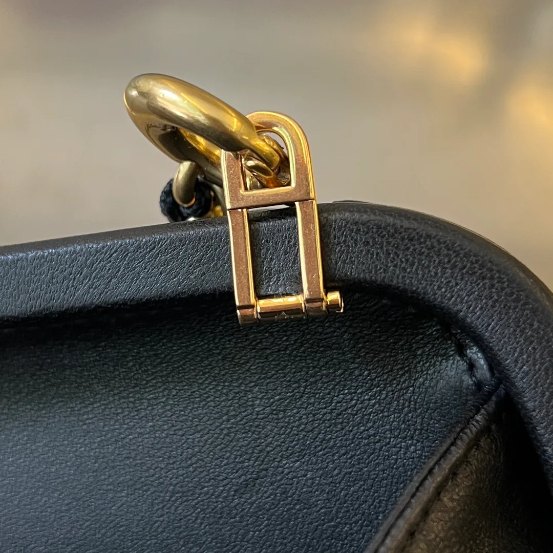 Batch 2260 BV Knot chain evening bag 🎈776662 Iconic woven texture with metal knot buckle, noble and elegant, soft and comfortable texture of sheepskin, detachable metal chain, super high-end hand/cross-body, simple and beautiful, overall more fashionable and high-end. The knot design is small and exquisite, low-key without logo, no floral decorations, elegant and generous, holding it in the hand can add an elegant and gentle temperament to women It combines elegance and elegance, size: 19x11.5x5